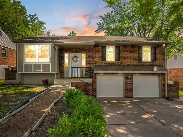 2913 NW Chelsea Pl, Blue Springs, MO 64015