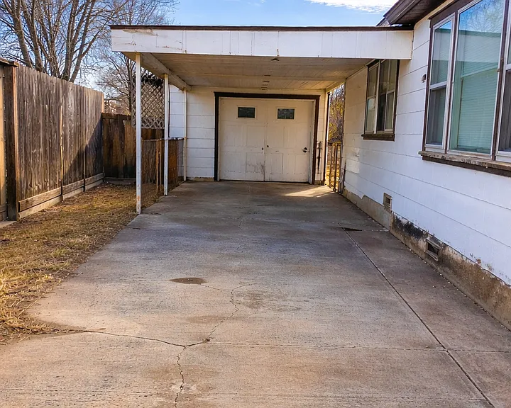 1012 Crescent Dr — Photo 2
