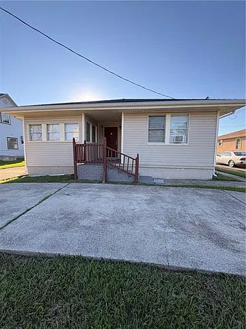 2 bed, 1.0 bath, 1000 sqft, $1,200 — Photo 1