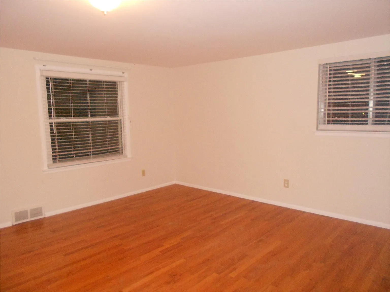 4 bed, 2.5 bath, 1976 sqft, $2,100 — Photo 2