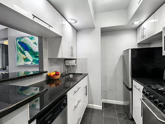 3rd image of 333 E 75th St APT 2C