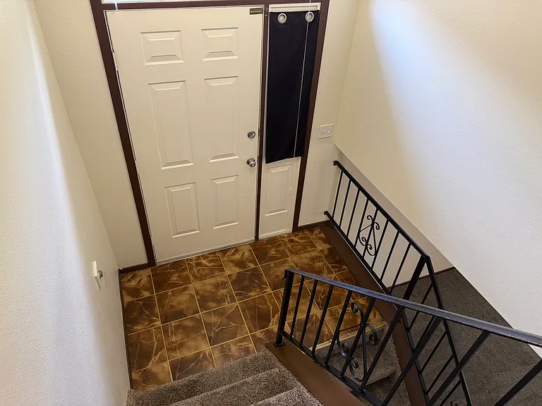 516 E Leona Ln — Photo 4