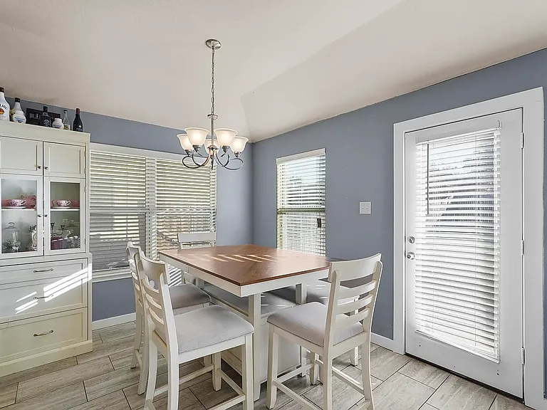 1320 Riviera Dr — Photo 9