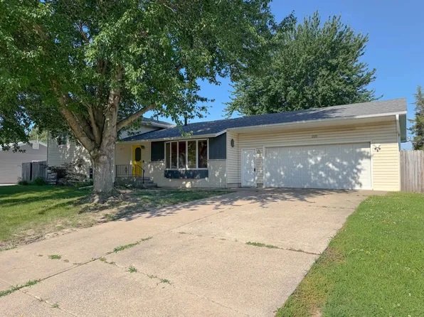 225 Melodie Ln, Colona, IL 61241