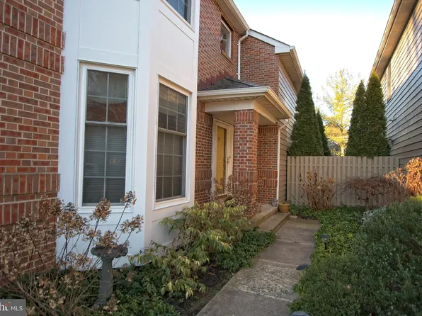 521 Palmer Farm Dr, Yardley, PA 19067