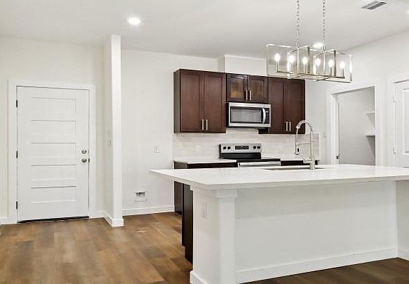 5th image of 527 Autumn Ln