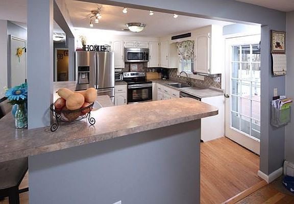 5th image of 156 Oak St