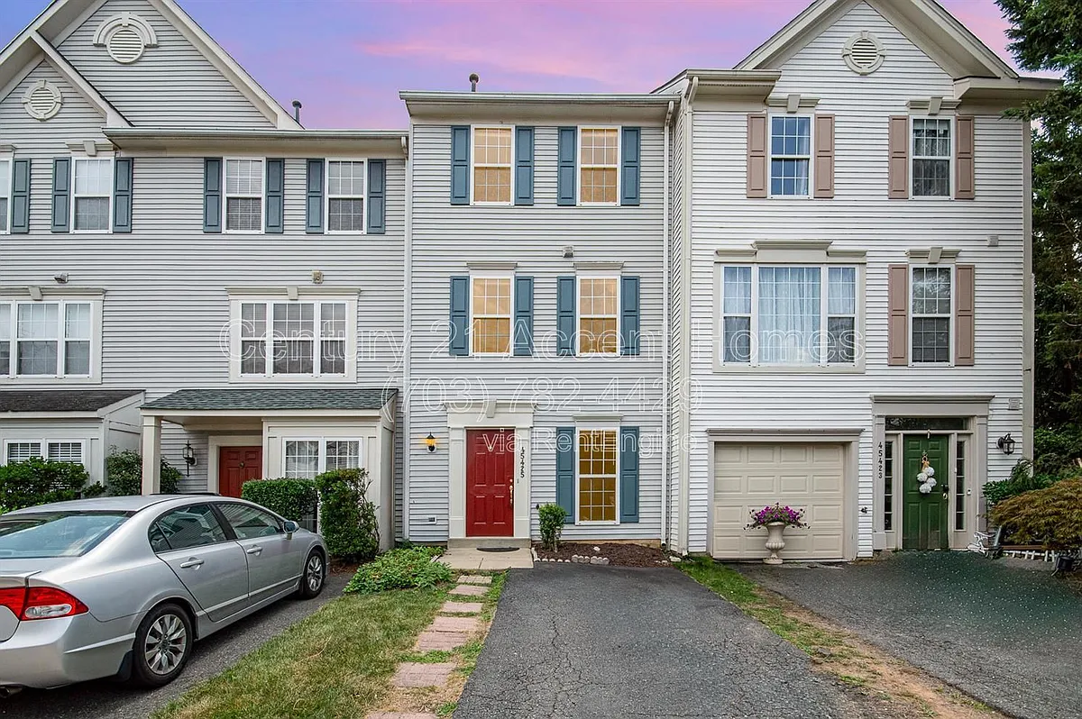Building Photo - 45425 Clarkes Crossing Sq