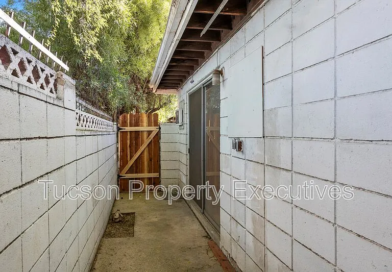 802 N Alvernon Way E — Photo 12