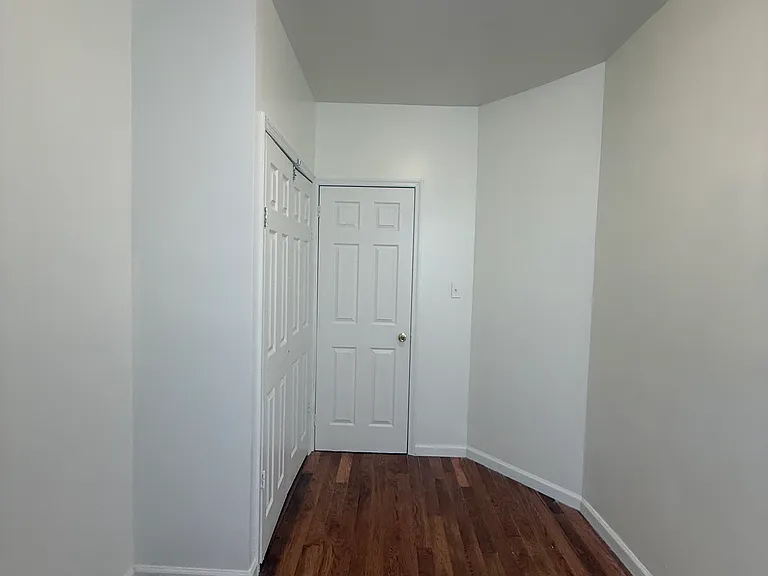 1433 Saint Lawrence Ave — Photo 14