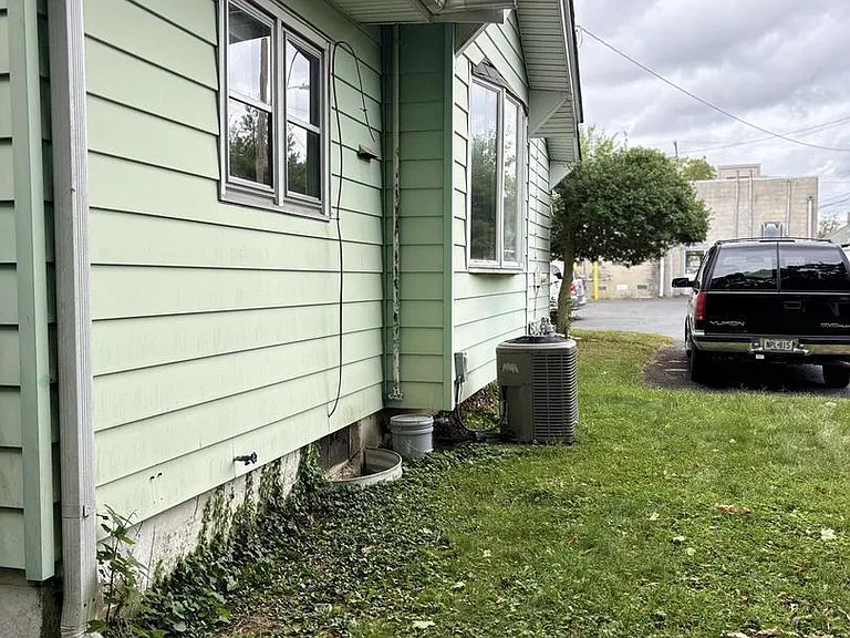 Side yard with driveway