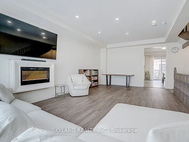 459 Dundas St E — Photo 10