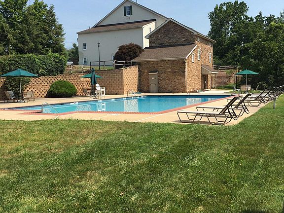 3rd image of 114 Westridge Pl S #S