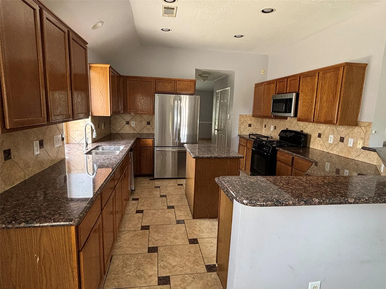 4 bed, 2.0 bath, 2339 sqft, $2,300 — Photo 2