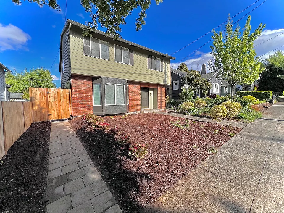 4702 NE 32nd Pl