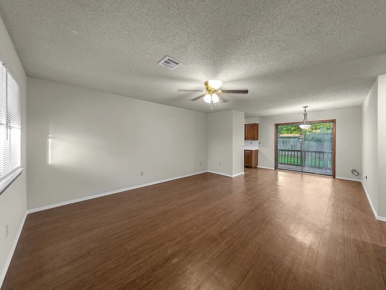 2204 Douglas St — Photo 5