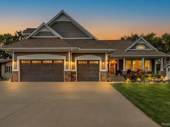 16128 Silvercrest Dr, Fenton, MI 48430