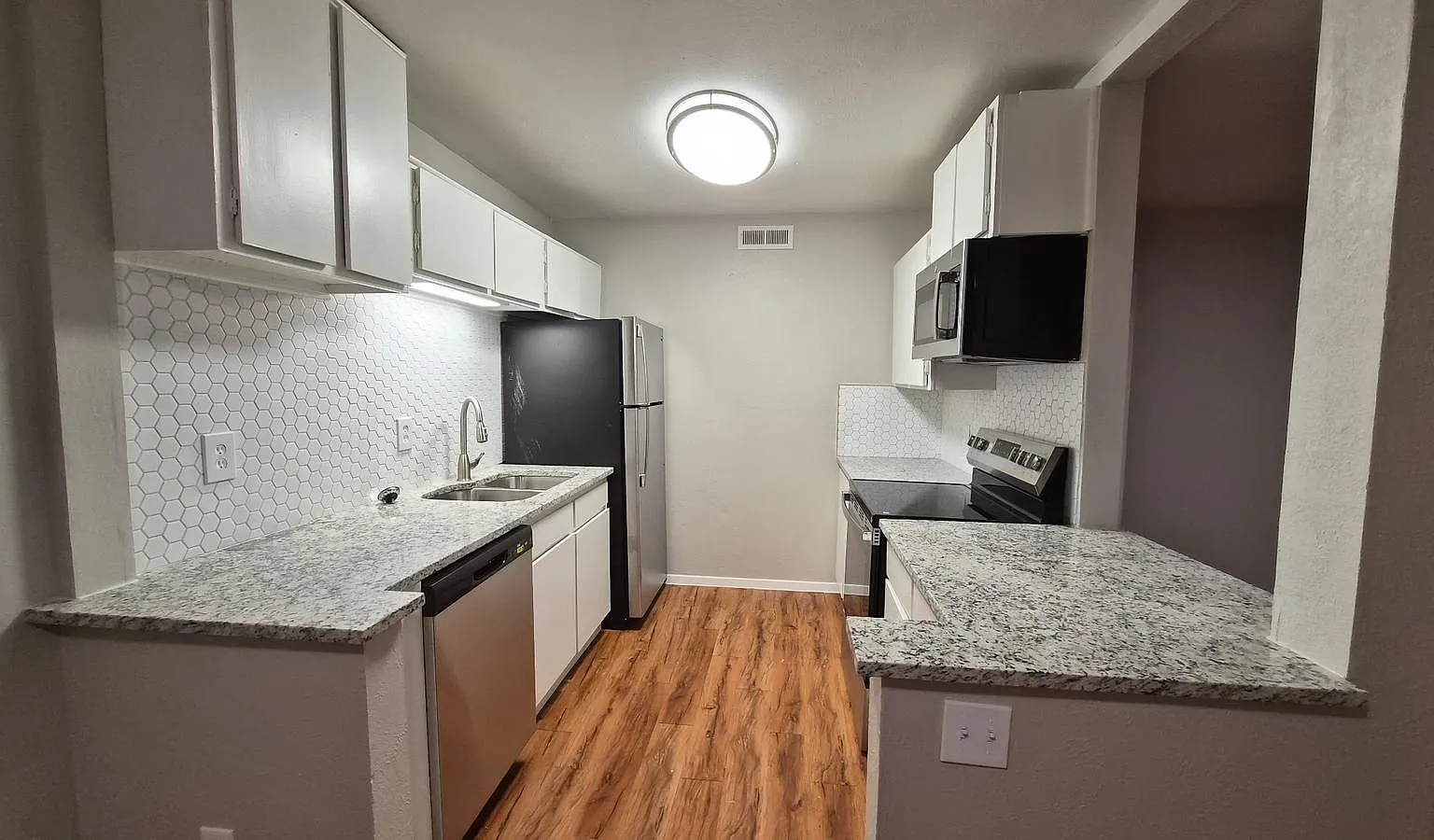 Dalipark Condominiums — Photo 2