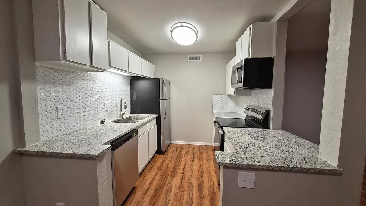 Building Photo - Dalipark Condominiums