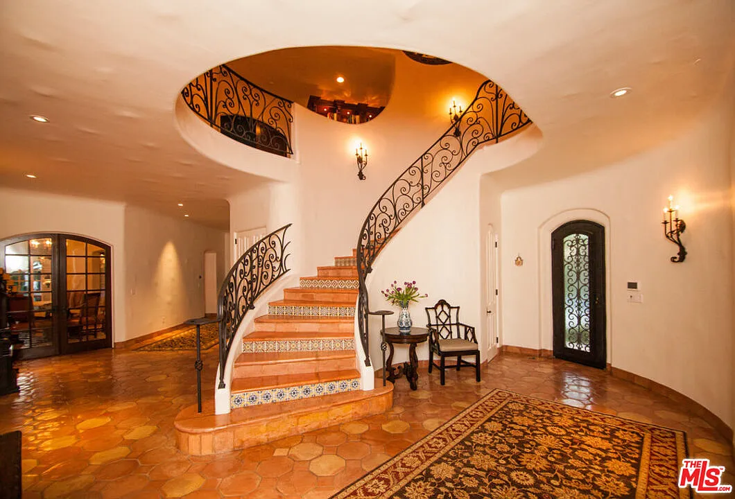 6 bed, 5.5 bath, 9600 sqft, $60,000 — Photo 2