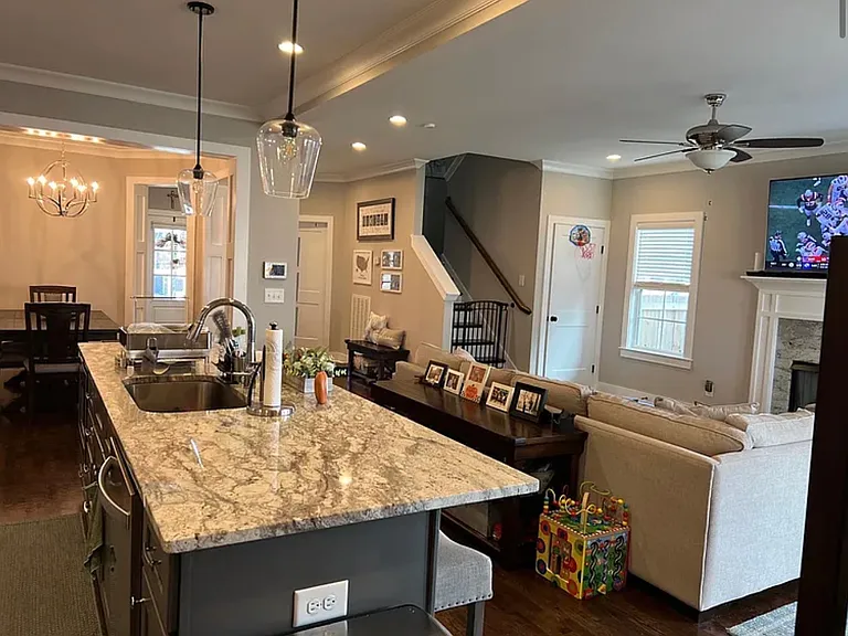 2020 Rosemary Ln — Photo 4