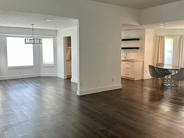 6915 Minchew Ct — Photo 3