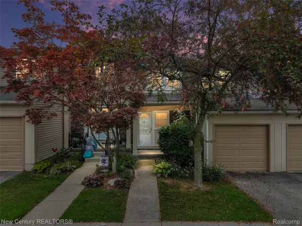 1689 Brentwood Dr, Troy, MI 48098