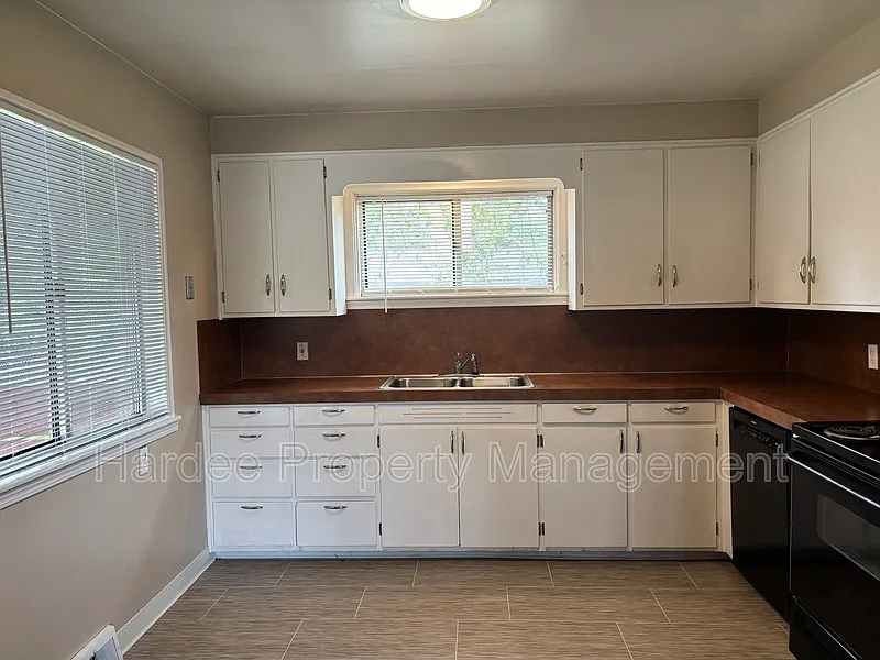 4 bed, 2.0 bath, 1872 sqft, $2,195 — Photo 3