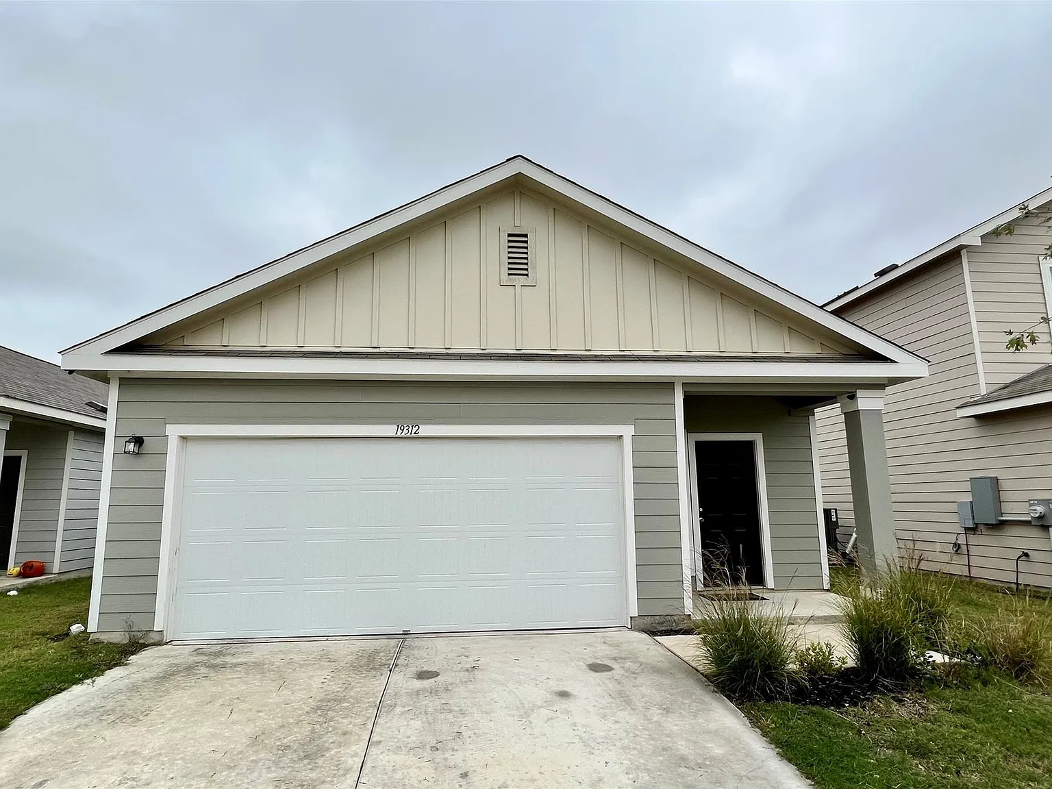 3 bed, 2.0 bath, 1405 sqft, $1,995 — Photo 2