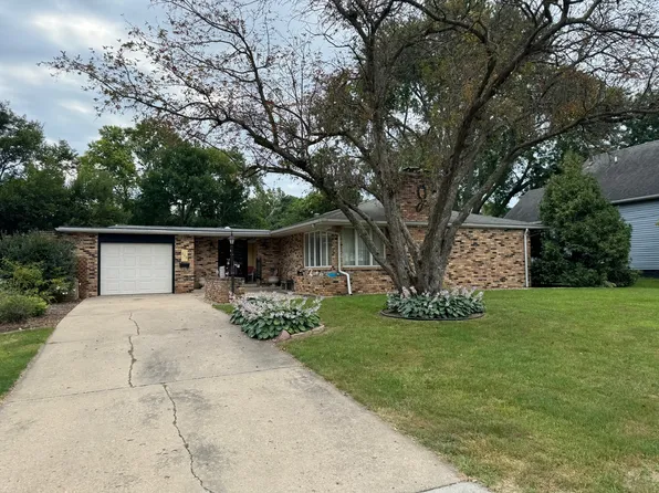 206 S Pine St, Delavan, IL 61734