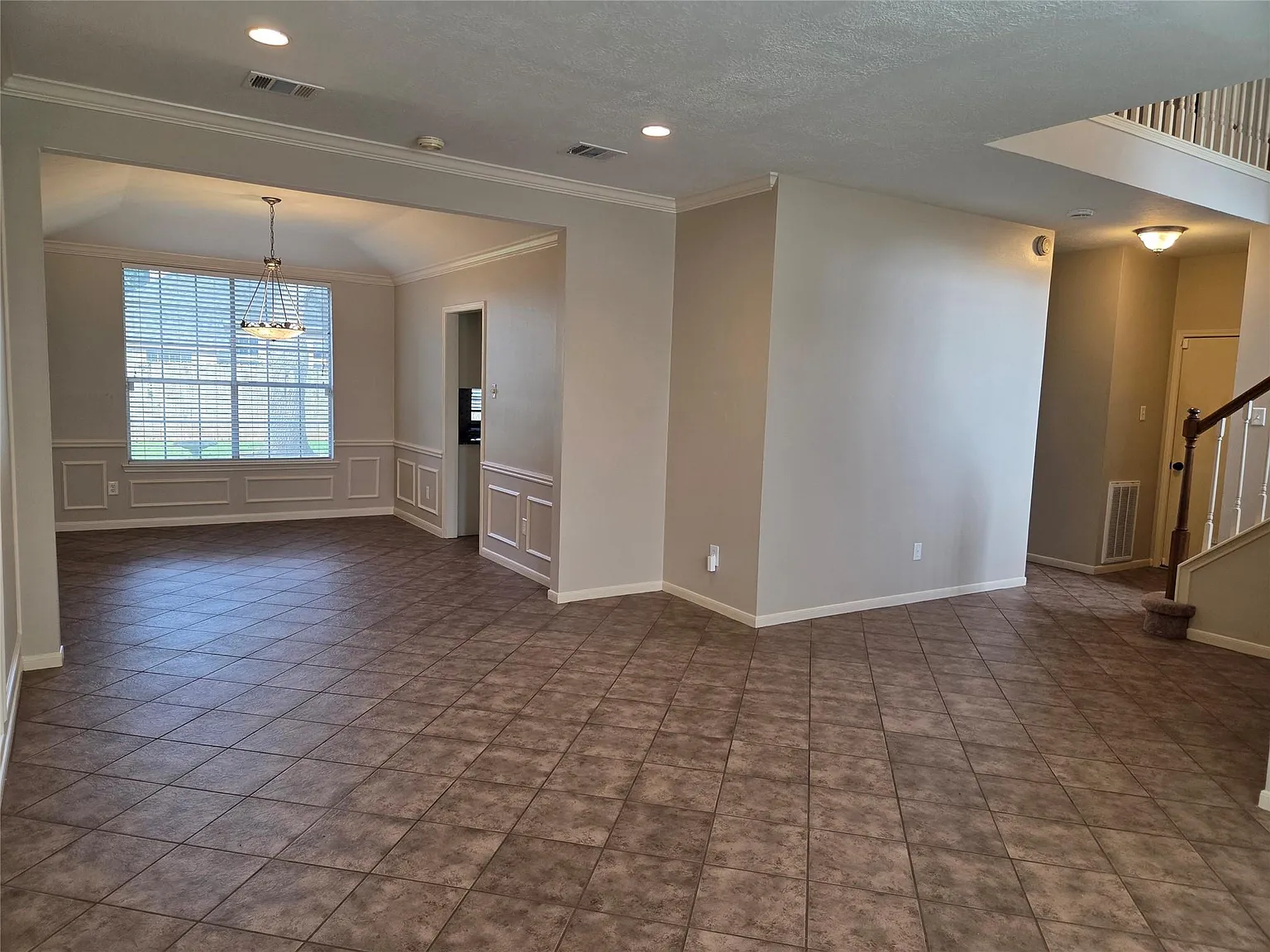 4 bed, 2.5 bath, 2495 sqft, $2,500 — Photo 3