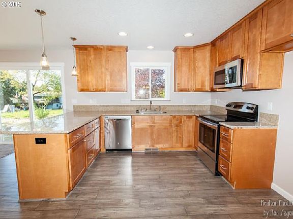 5th image of 3022 NE 42nd St