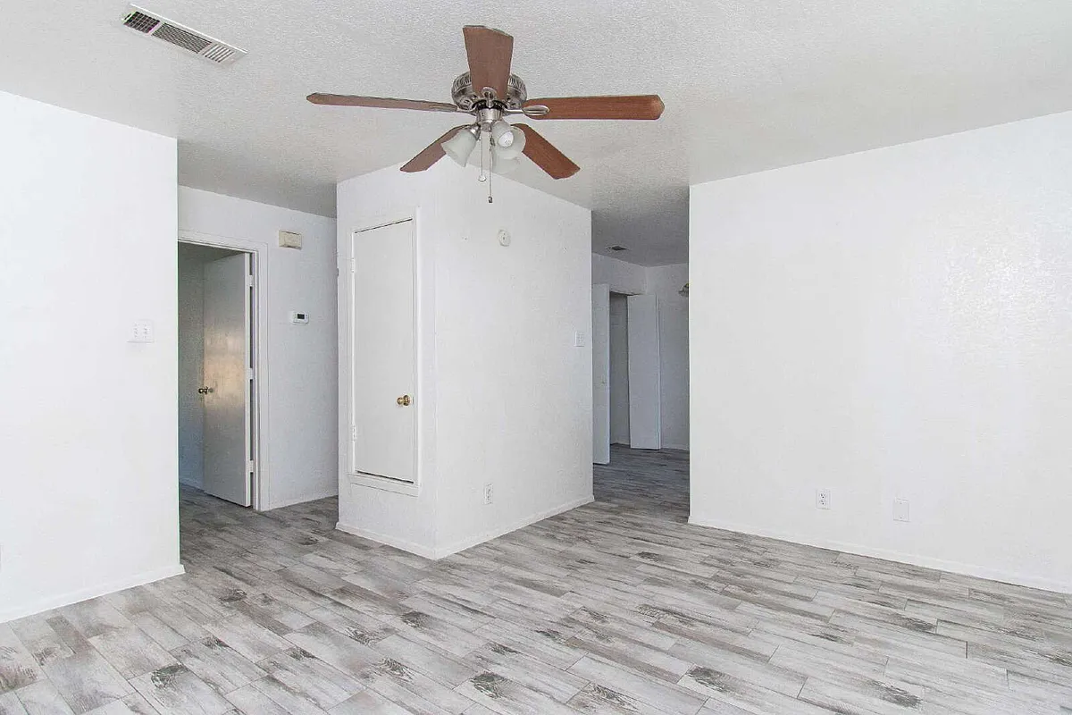 Building Photo - 2018 Cedarhill Dr #B