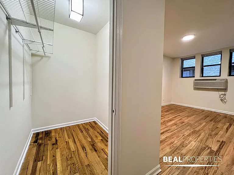 917 W Dakin St — Photo 7
