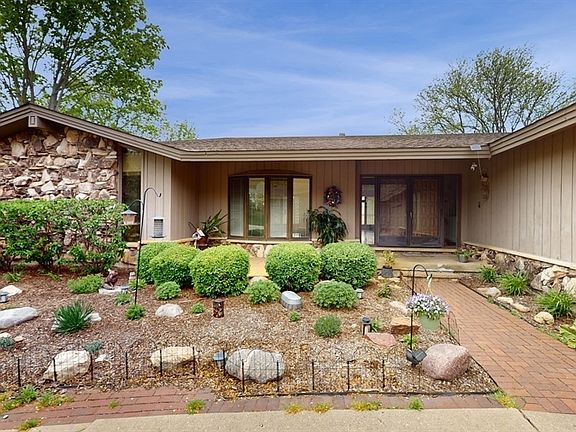 3rd image of 35W120 Duchesne Dr