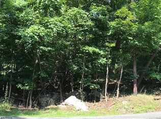 8 Crescent Rd, Andover, NJ 07821