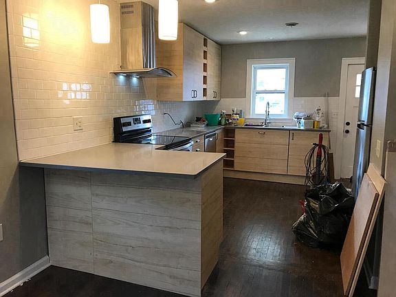 barstool area in kitchen