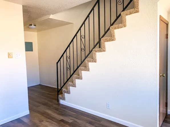 Spacious 2 Bedroom Apartment with Private Patio, 509 Girard Blvd SE APT E, Albuquerque, NM 87106