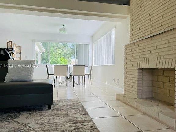 4th image of 1011 SW 32nd St
