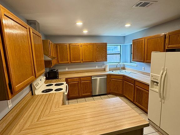 4th image of 3205 Hillcrest Dr