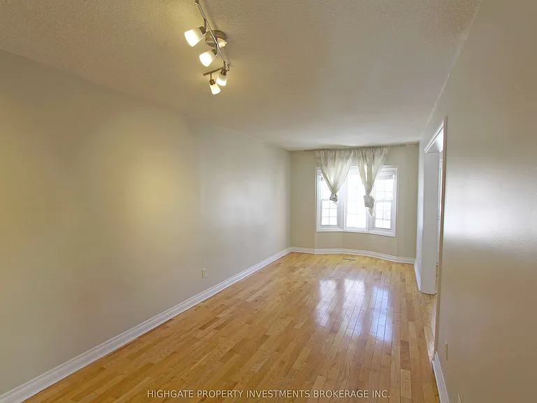 80 Hadden Cres — Photo 2