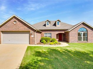 8426 W Westridge Dr, Fayetteville, AR 72704