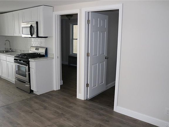 3rd image of 146 Vineyard Ave #1