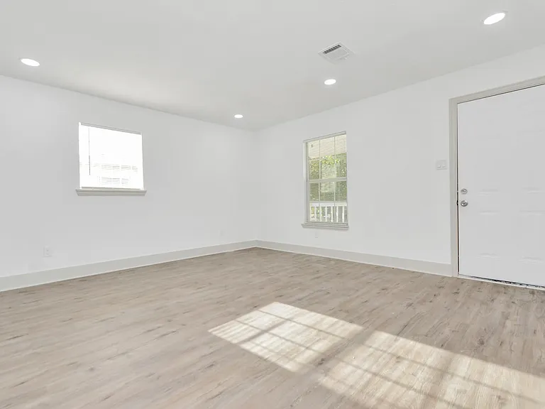 1501 Maiden Ln — Photo 5