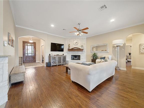 3rd image of 30 Settlers Creek Trl