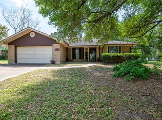 303 Heath Ave, Madisonville, TX 77864