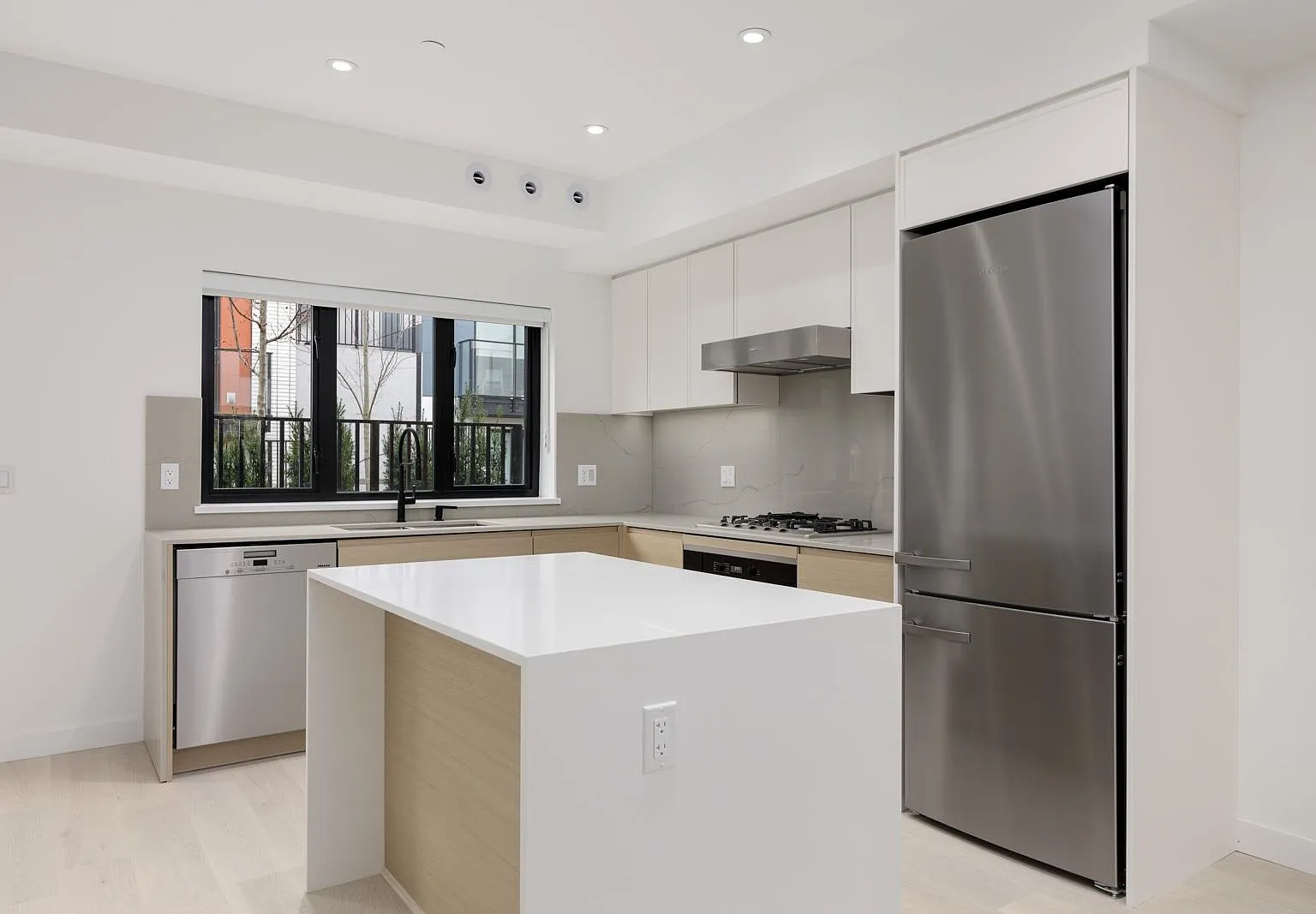 3 bed, 1141 sqft, $4,800 — Photo 2