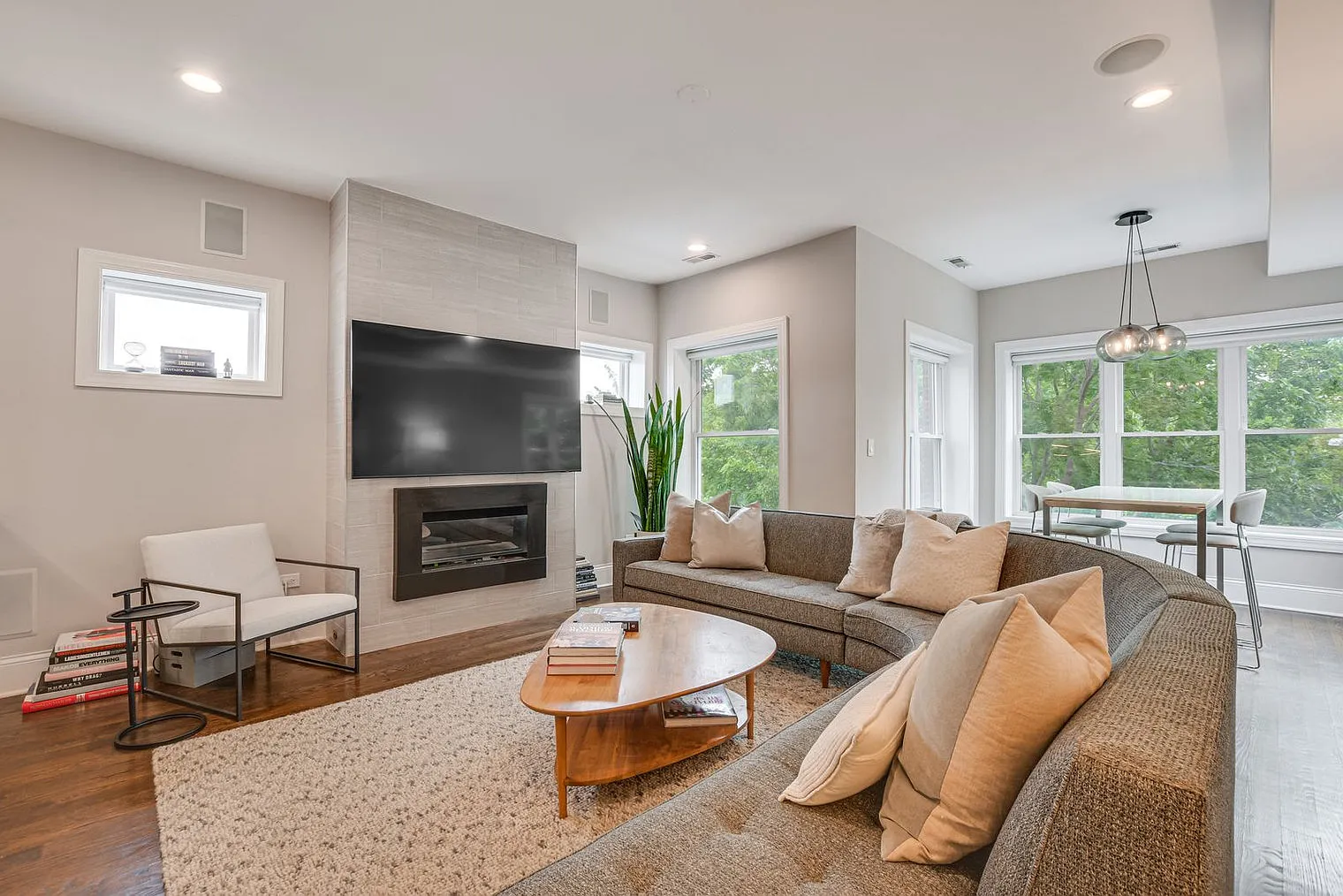 2 bed, 2.0 bath, 1194 sqft, $4,257 — Photo 2