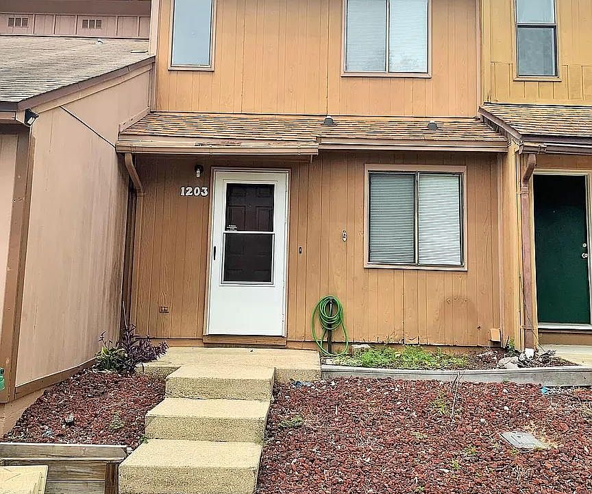 1st image of 1203 Willow Ln
