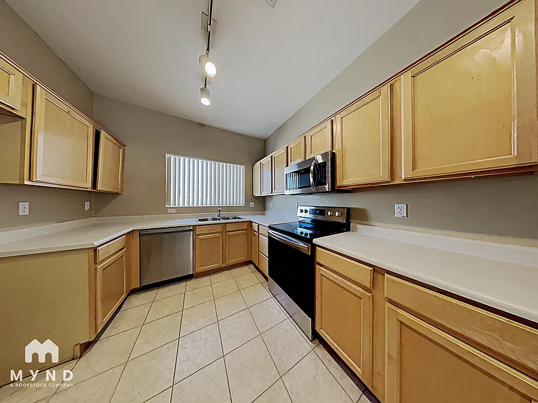 685 E Cantebria Dr — Photo 7